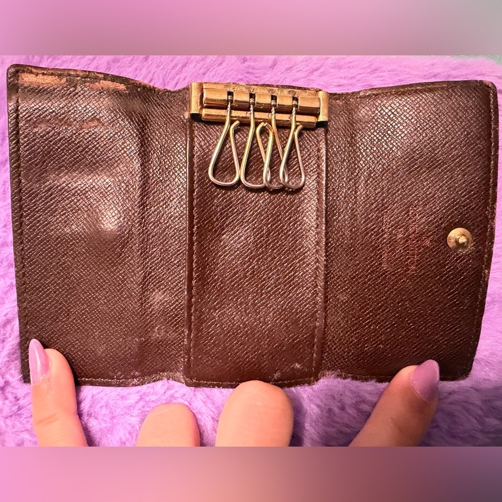 Louis Vuitton 4 Key Holder - Picture 5 of 10